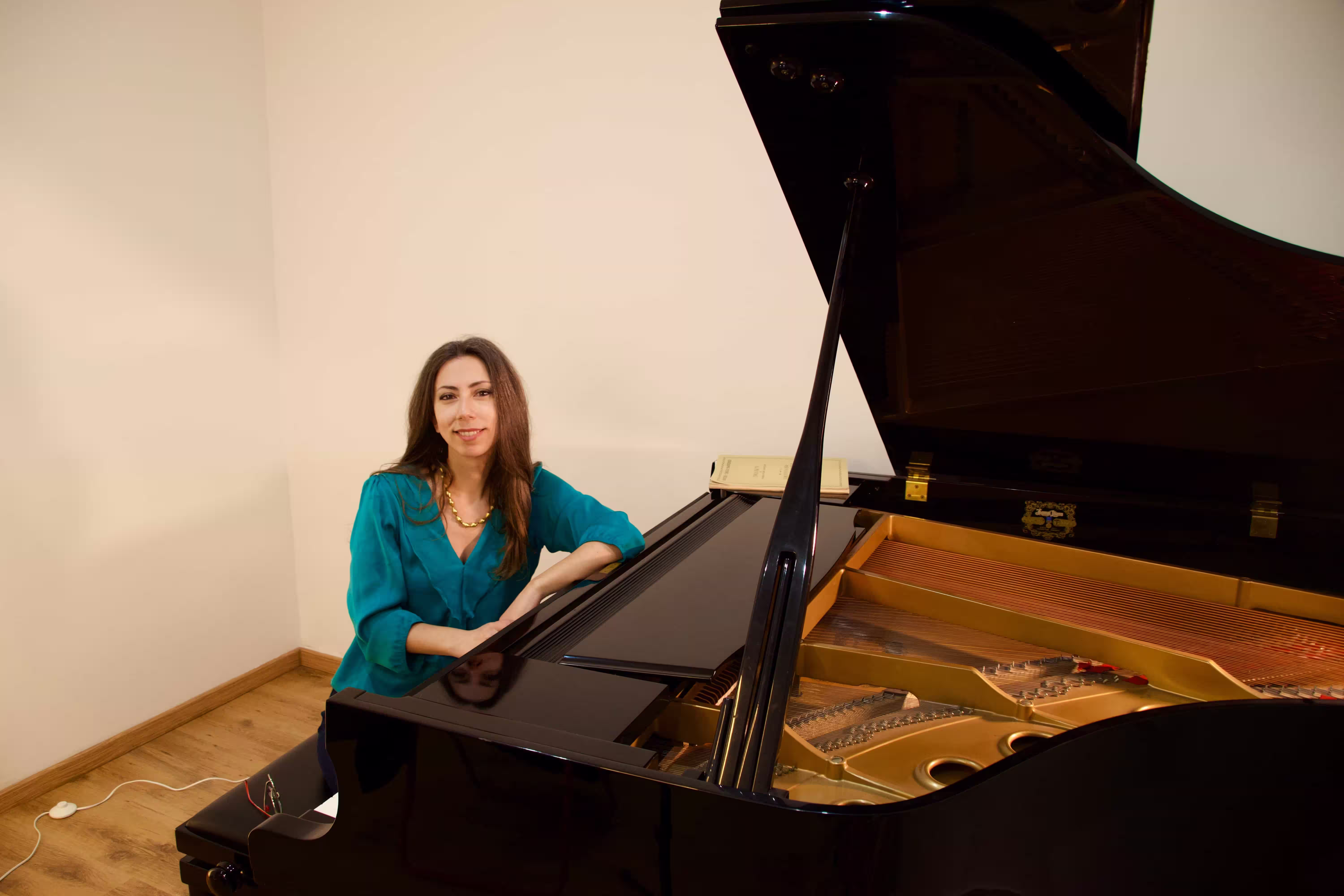 Fotografia insegnate pianoforte con pianoforte a coda